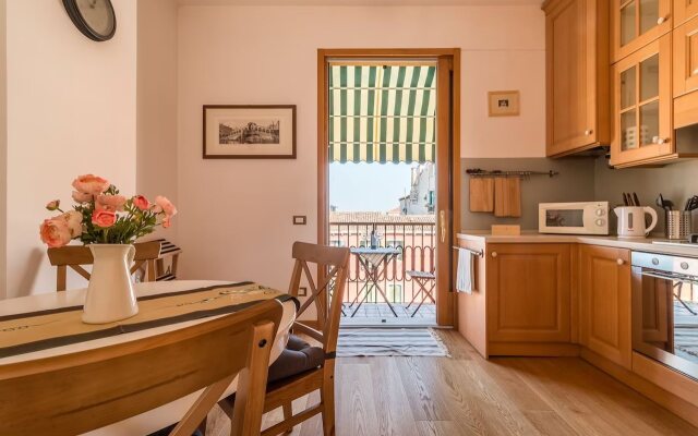 Sunny Canal View in Venice Chic Movida