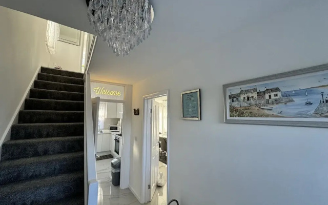 Modern 3-bed Hideaway Near Westgate With Parking