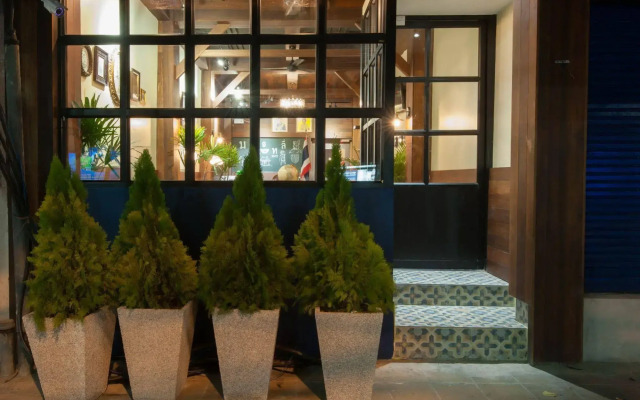 The Motley House - Hostel