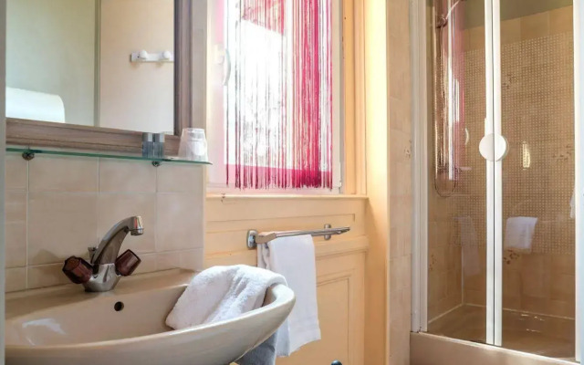 Domaine des Cèdres : Logis Hôtel, Résidence, Gîtes et Insolites