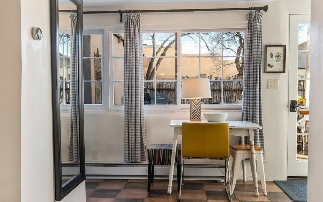 Artist Adobe - Blocks From The Plaza and Rail Yard, Southwestern Charm, Modern Touches