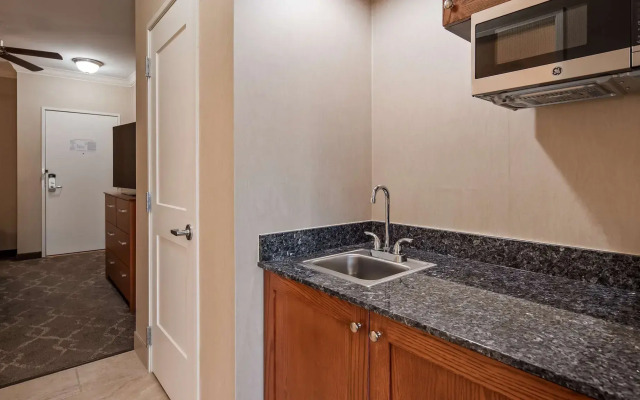 Best Western Plus Silver Saddle Inn