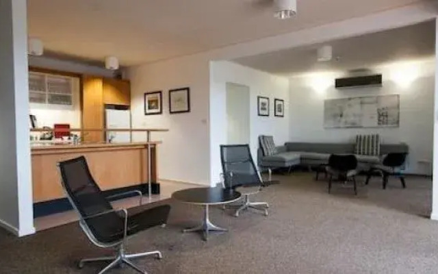 Deakin Management Centre