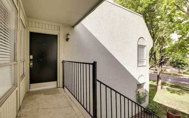 Serene Dallas Condo w/ Pool - Walkable Location!