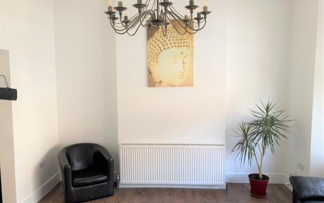 Lovely 4-bed House in Central Wolverhampton