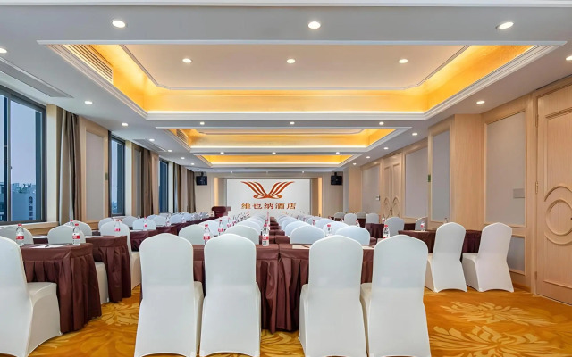 Vienna Hotel (Huainan Railway Station Wuyue Plaza)