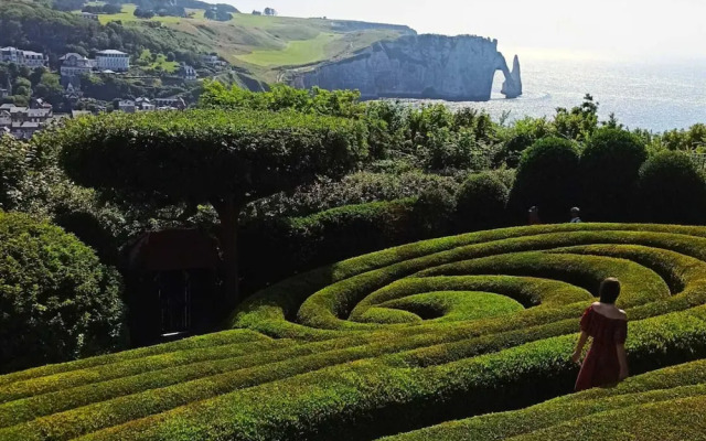 New House, Between sea and Countryside, Etretat