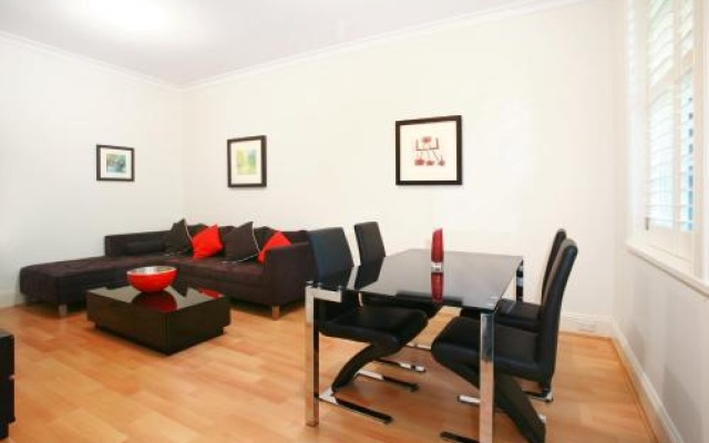 Art Deco in the Cul-de-Sac - Spacious Executive 1BR Potts Point Apartment in Quiet Cul-de-Sac – Hotel Rooms – Sydney