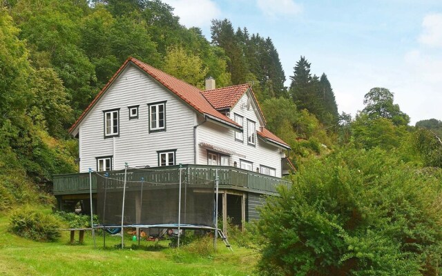 8 Person Holiday Home In Lonevag