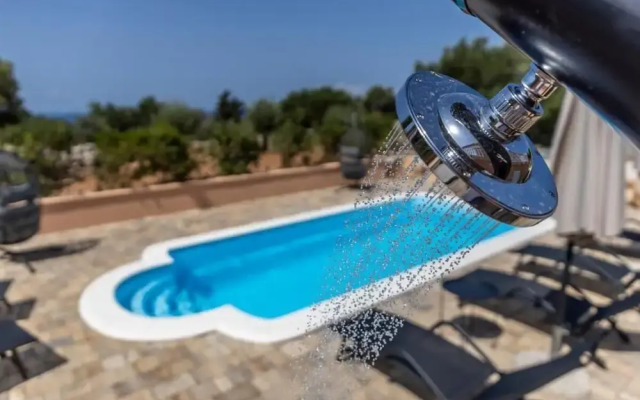 Villa Akulica With Heated Outdoor Pool and Seaview