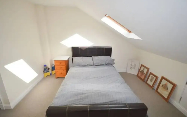 Stylish 2 Bedroom Home Near Bristol