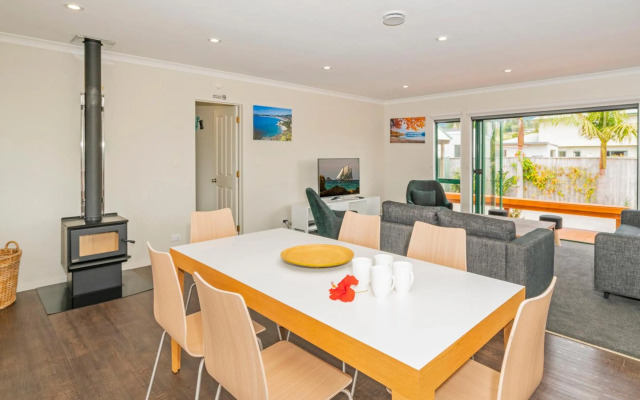 The Sunny Bach - Cooks Beach Holiday Home