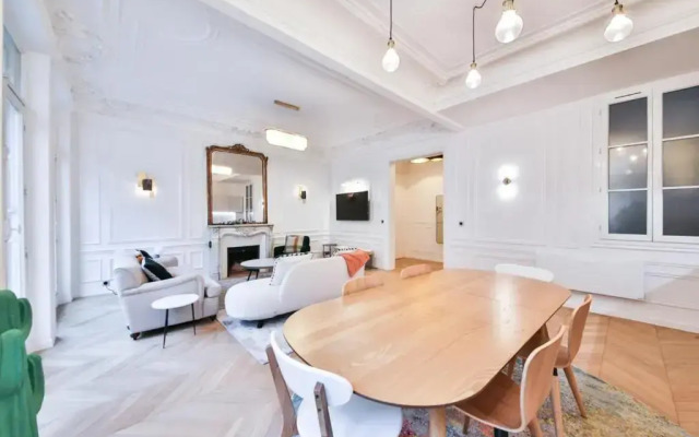 Champs Elysees!Montaigne, New Luxurious 6pers Flat