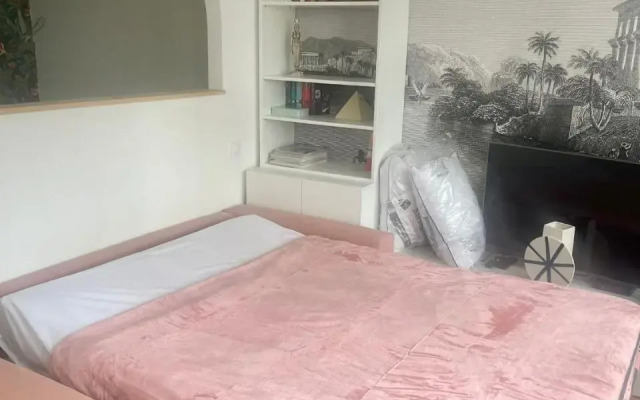Paris: 2P refait à neuf et idéalement desservi