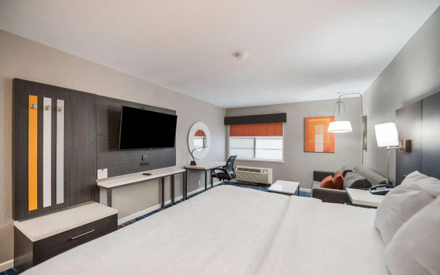 Clarion Pointe Marshall