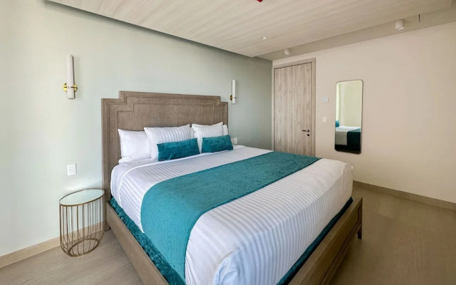 Paradise Found Luxe 2BR Condo in Iconic Location