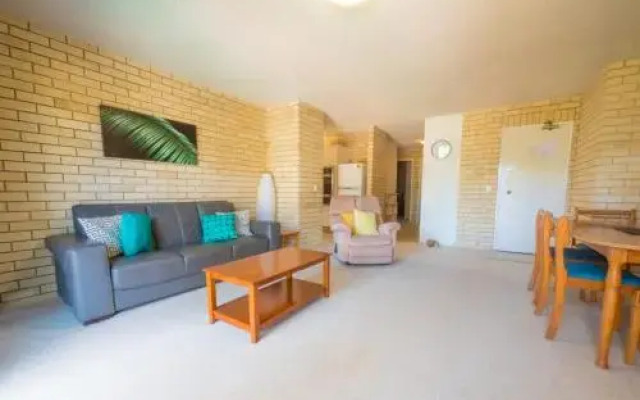 Golden Shores Unit 3, 21 Landsborough Parade