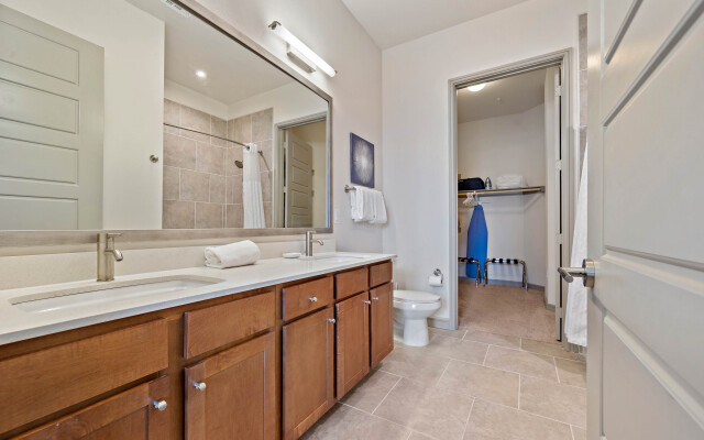 Elegant, Recently Upgraded Apt – Downtown Location