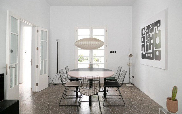 Luxury modernist design townhouse with garden