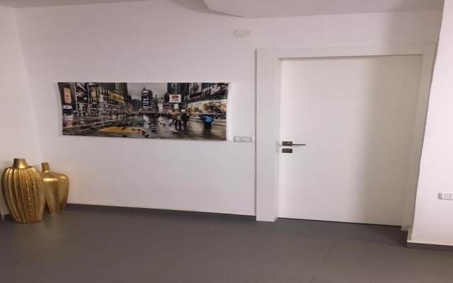 Luxury apt heart  Bat-Yam 3 m walk beach