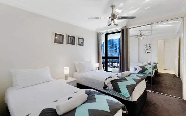 Surfers Century Oceanside Apartments – Guest Rooms – Gold Coast