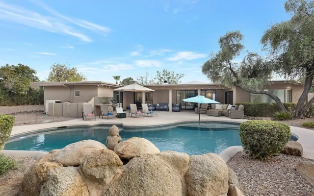 Stunning Vacation Dream Home W/backyard Paradise!