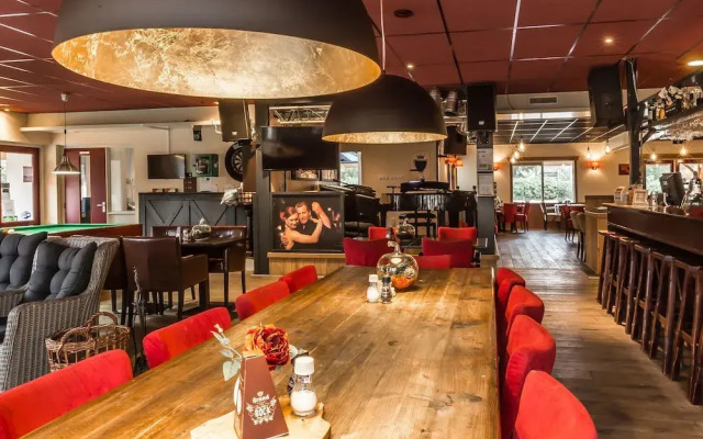 Modern chalet with two terraces and near a pond