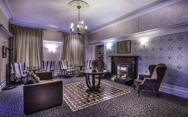 Queens Hotel and Nightclub