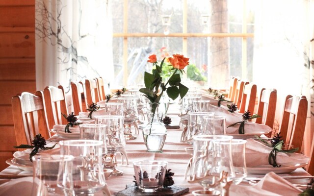 Isokenkäisten Klubi, Wilderness lodge