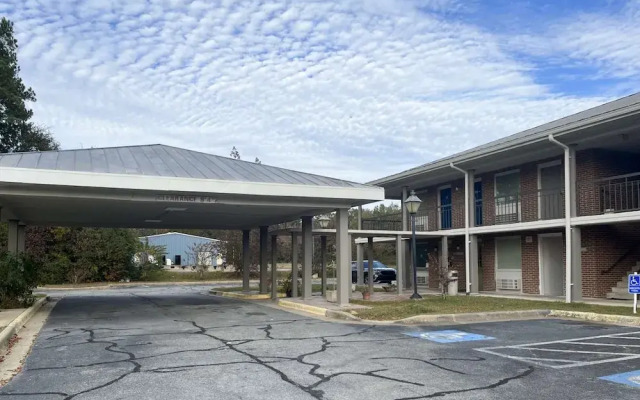 Motel 6 Sandersville, GA
