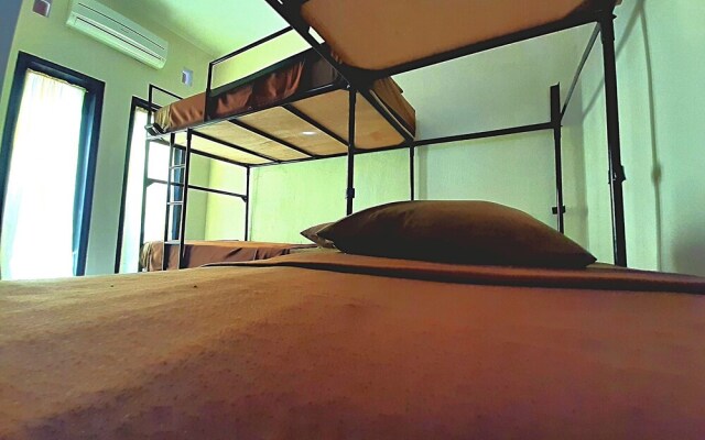 Safe House Bed and Breakfast - Hostel - Adults Ony