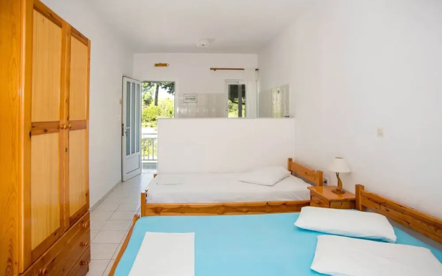 Bluewhite Studio - Garden by the Pool