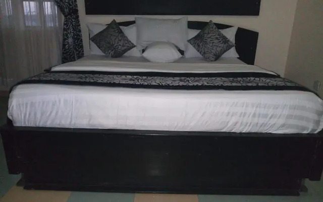 Roneks Royal Hotel & Suites