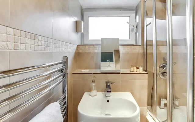 West London 3 bed Home Next to the River!