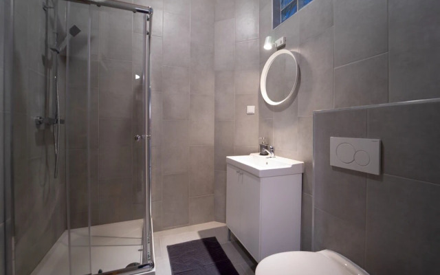 Spacious 2bdr Apt in Beautiful Neighborhood