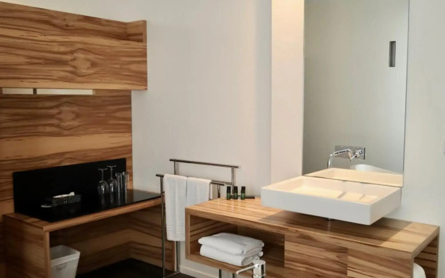 D-Hotel