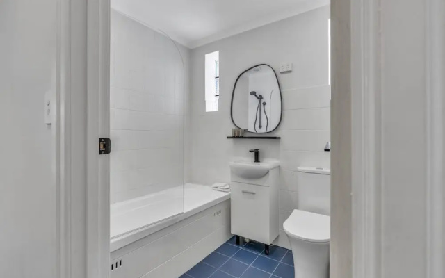 Family Retreat With Balcony and Courtyard – Bathroom – Adelaide
