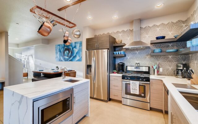 Fancy Townhome Near Old Town, Breweries and River!