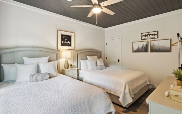 Sunset Chalet 2 Bedroom Cabin by RedAwning