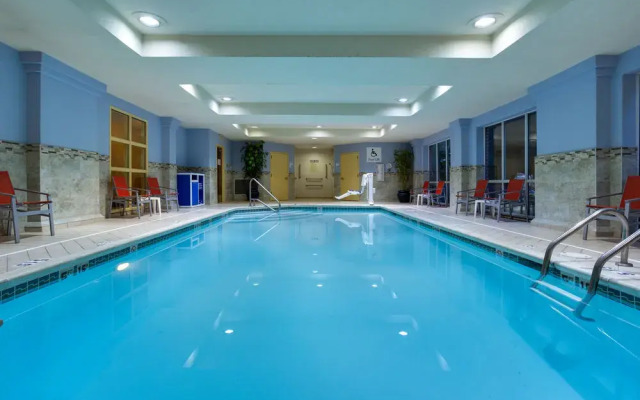 Holiday Inn Express & Suites Tower Center New Brunswick