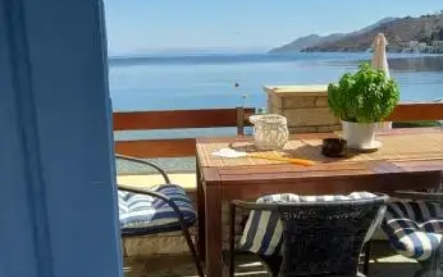 Symi . VILLA CALME (Sur la Mer).