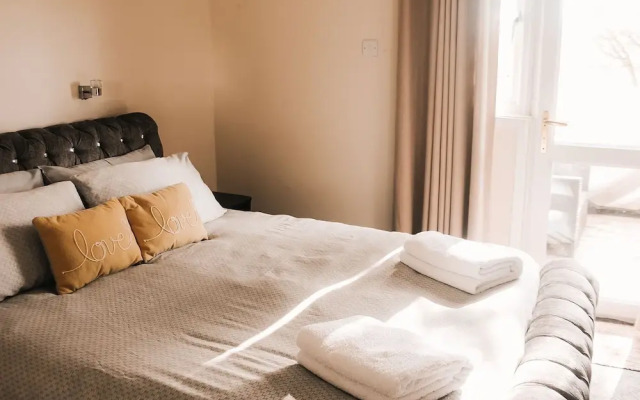Keer Side Lodge, Luxury Lodge With Private hot tub at Pine Lake Resort