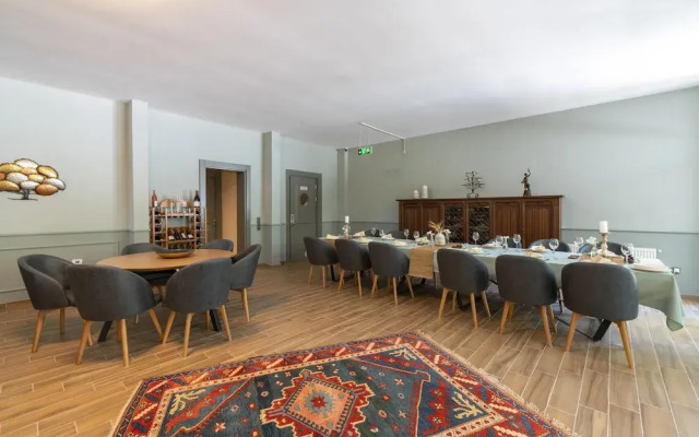 Sunolus Vineyard House