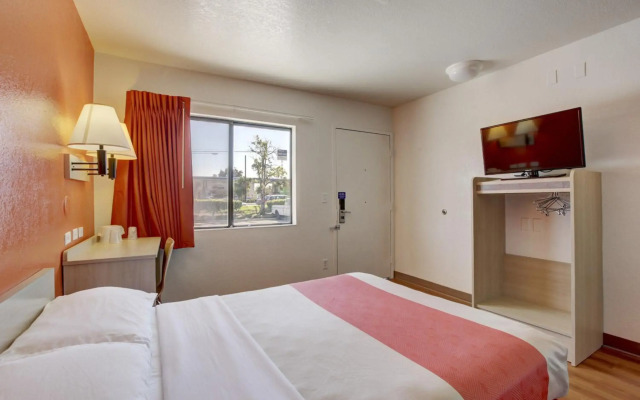 Motel 6 Corona, CA