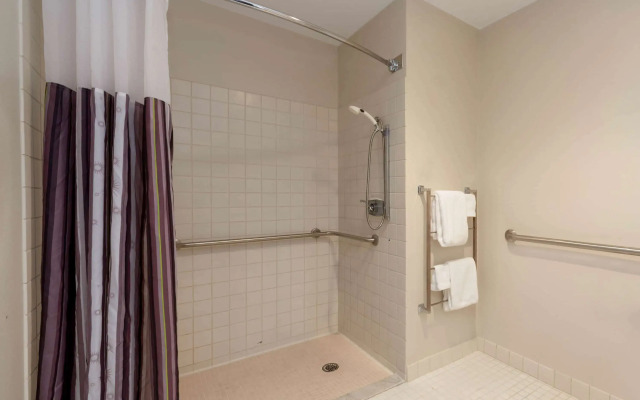 La Quinta Inn & Suites by Wyndham Cleveland Macedonia