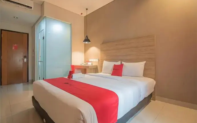 RedDoorz Plus Near Maranatha University 5
