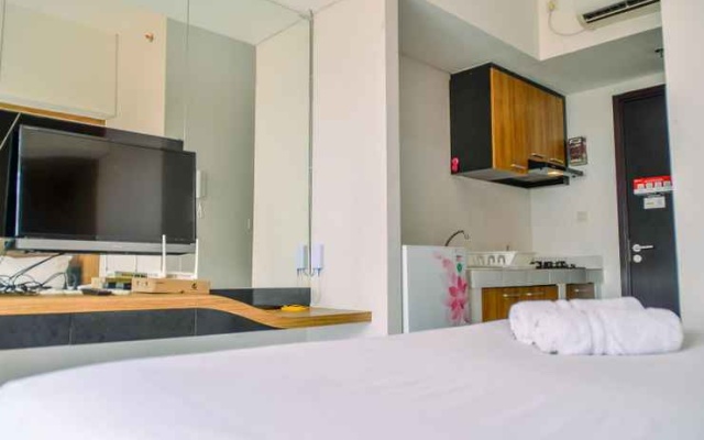 Modern and Compact Studio Room at Casa De Parco Apartment By Travelio – Guest Rooms – Legok