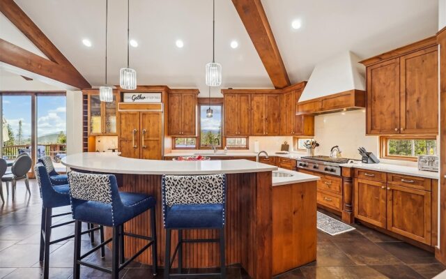 Highlands Hideaway 5 Bedroom Home by RedAwning