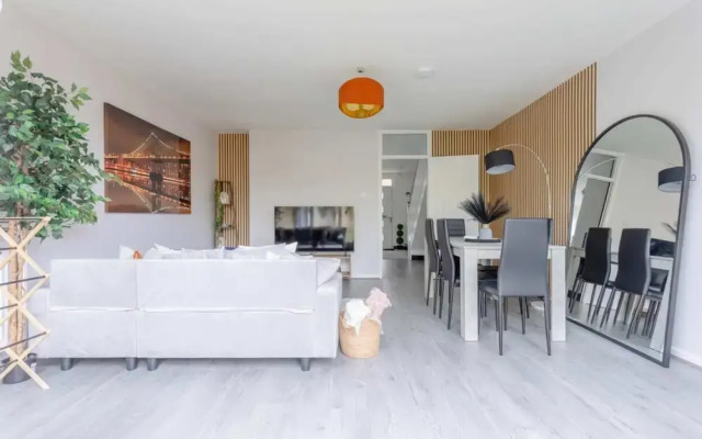 Newly Renovated 3BD Home, Islington!