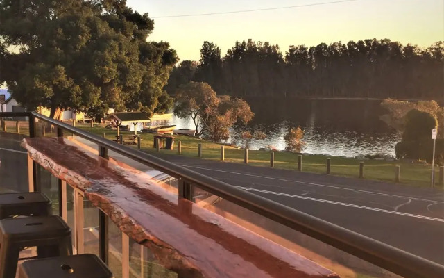 Wallis View - Lakeside Family Retreat